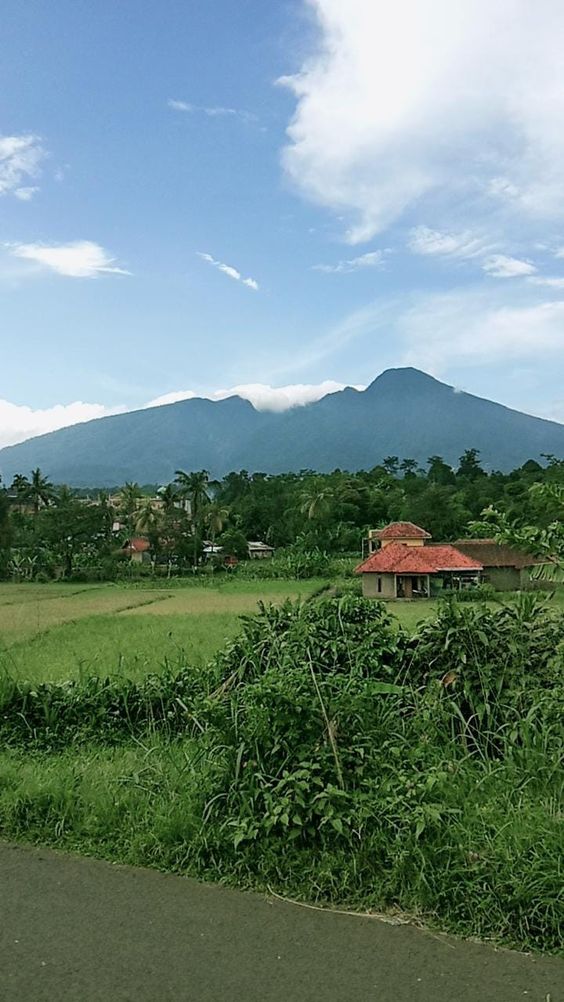 Kisah Mistis Gunung Salak Yang Terkenal